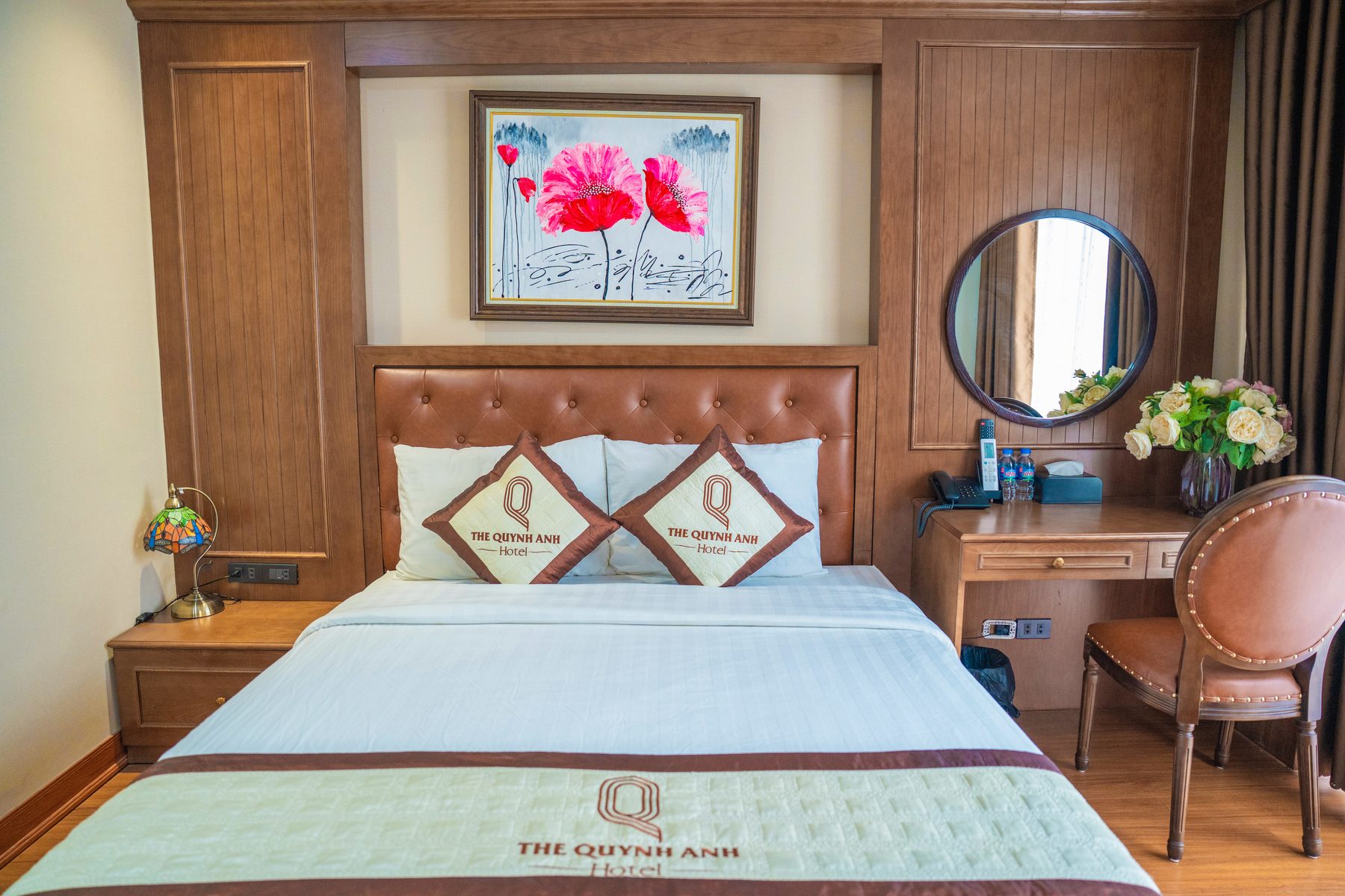 Phòng đôi với nội thất gỗ ấm tại The Quynh Anh Hotel