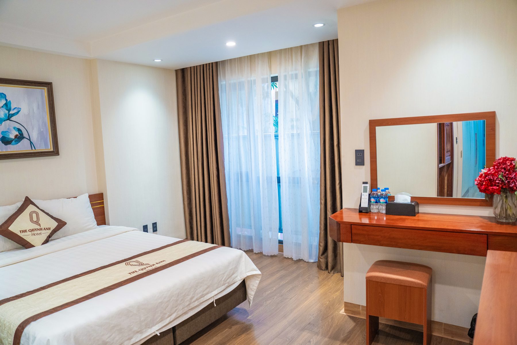 Phòng khách sạn sáng sạch tại The Quynh Anh Hotel